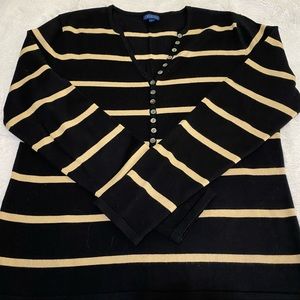 EUC! LT. WEIGHT V NECK SWEATER W/HENLEY BUTTONS.